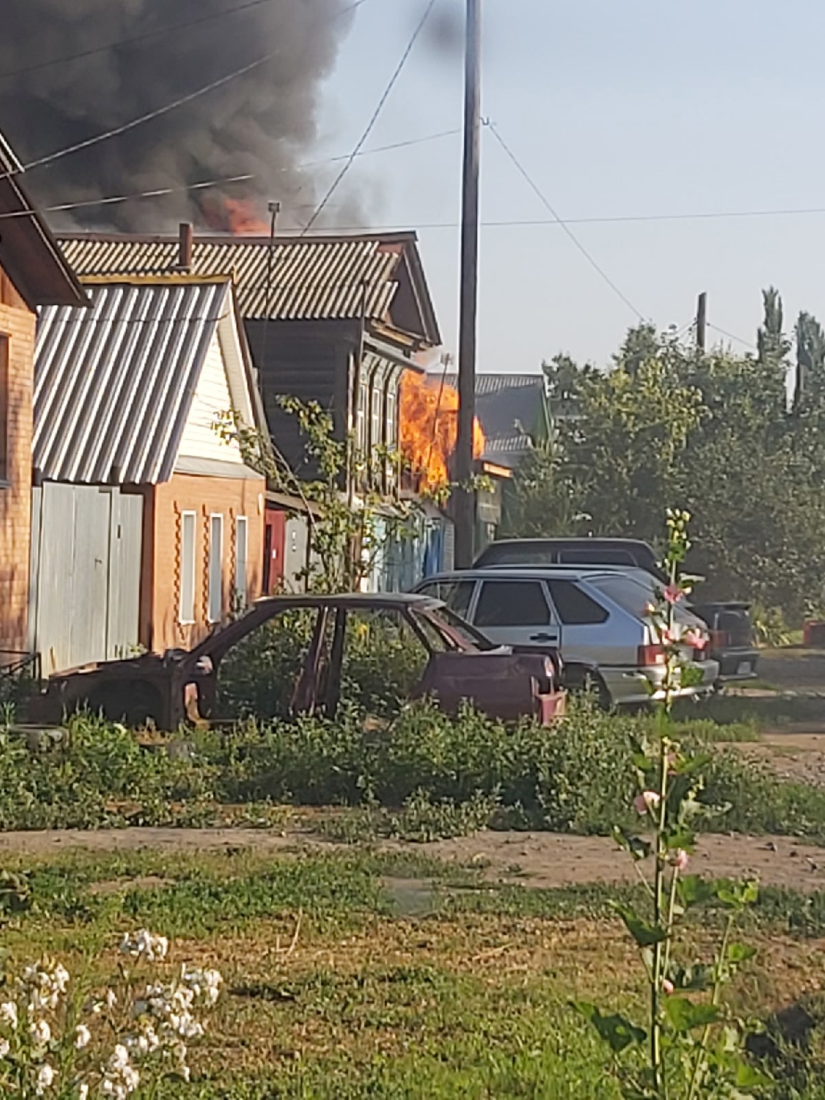 Бузулук что произошло сегодня. Бузулук дом Тополиная горел. Горящий дом. Сгоревший дом. Пожар в Бузулуке сейчас.